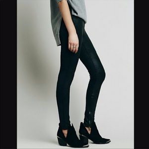 Free People skinny leggings with sheen and zippers at bottom🖤